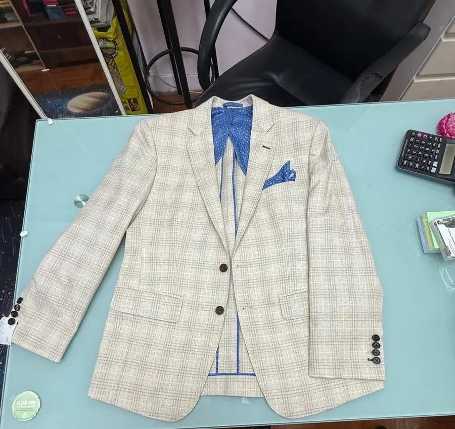 Americana a medida de cuadros crema con forro azul