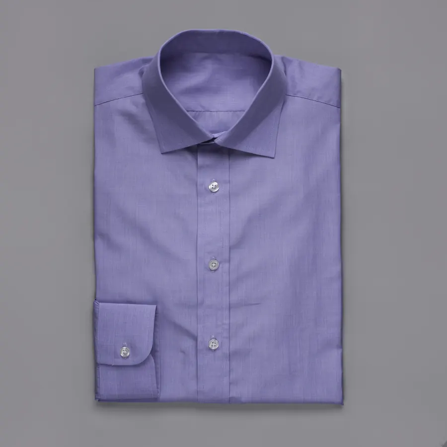 Camisa a medida azul doblada