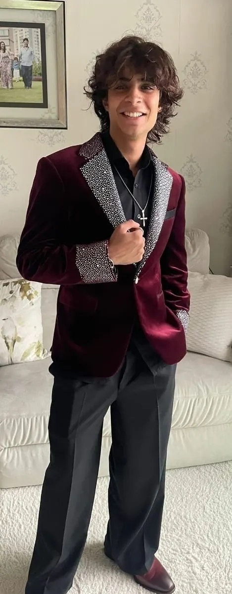 Chaqueta de terciopelo burdeos a medida con solapas decoradas