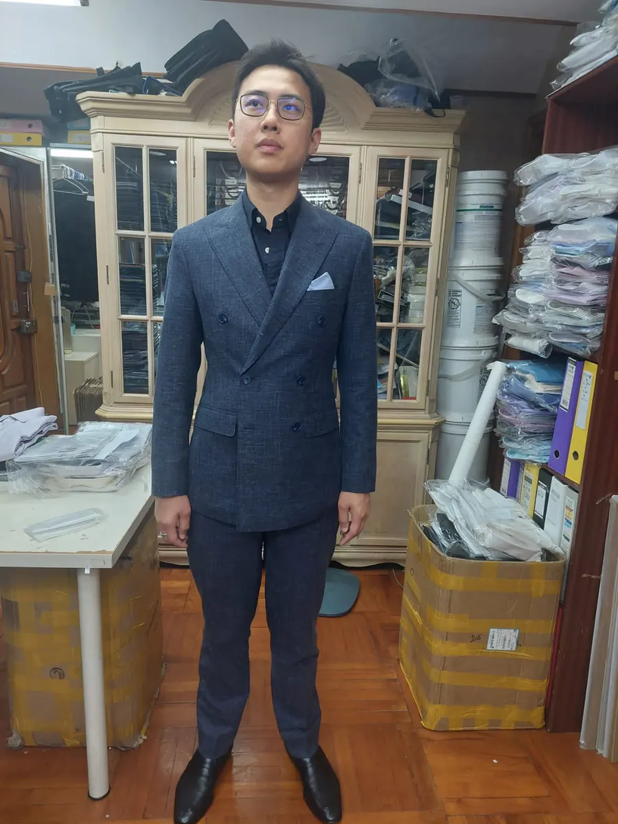 Cliente con traje cruzado azul marino a medida